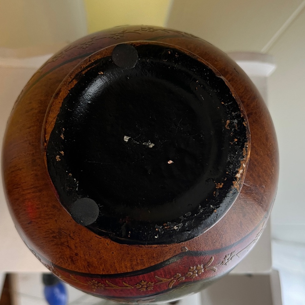 Hand-carved terra cotta pottery vase with a floral inlay design - Picture 5 of 7